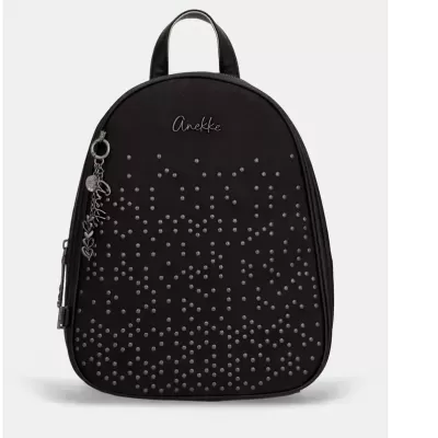 mochila preta Anekke com rebites prateados e pendente metálico