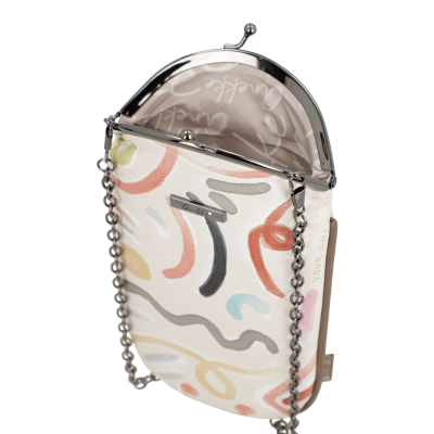 Carteira pequena branca com padrão abstrato colorido e corrente metálica prateada