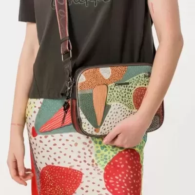 Mala de mão retangular com padrão colorido e roupa combinada
