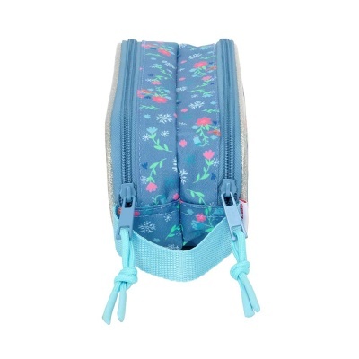 Estojo escolar azul com padrão floral e dois fechos de correr.