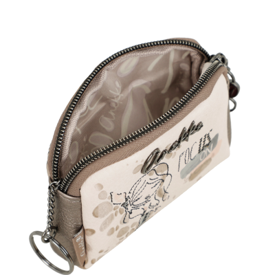 Bolsa pequena bege com fecho e argola metálica para chaves