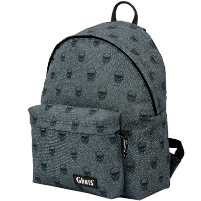 Mochila cinzenta com padrão de caveiras pretas e bolso frontal com etiqueta 'Ghots'