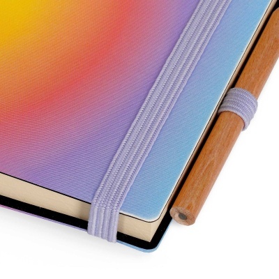 Caderno colorido com elástico lilás e cabo de madeira