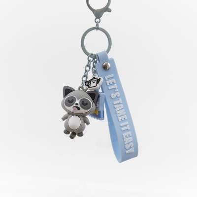Porta-chaves azul com pendente de guaxinim cinzento e branco
