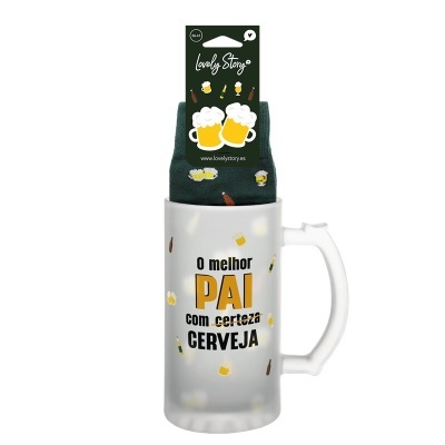 Caneca de vidro fosco com texto e par de meias com padrão de cerveja