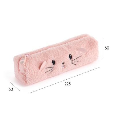 Estojo felpudo rosa com rosto de animal bordado e etiqueta B2F