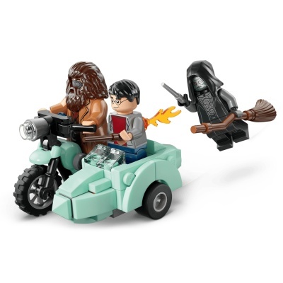 Figuras LEGO em motorizada com sidecar e minifigura a voar numa vassoura