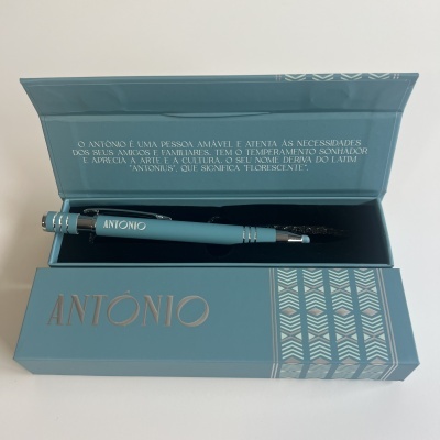 Estojo azul com caneta azul clara e texto em português