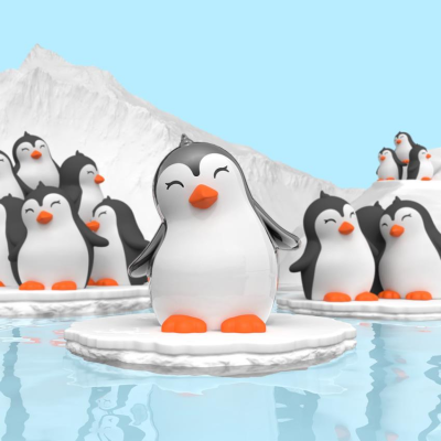 Figuras de pinguins em blocos de gelo na água com montanhas ao fundo