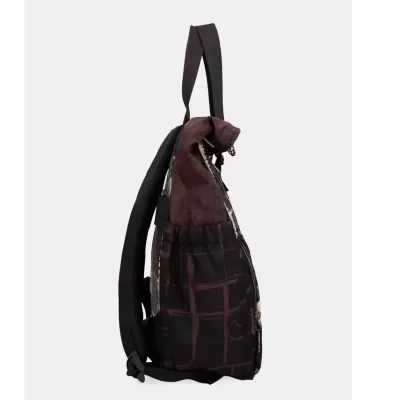 Mochila texturizada com padrões xadrez e abstratos, vista lateral
