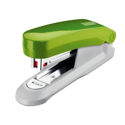 Agrafador verde com base cinza e detalhes metálicos