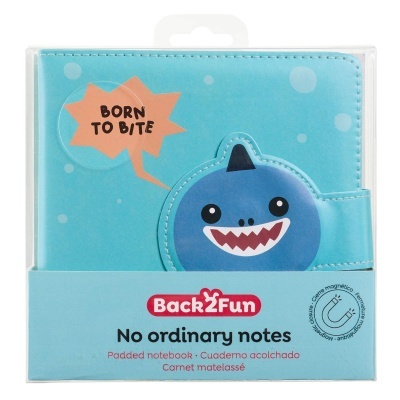 Caderno acolchoado azul com imagem de tubarão e texto BORN TO BITE