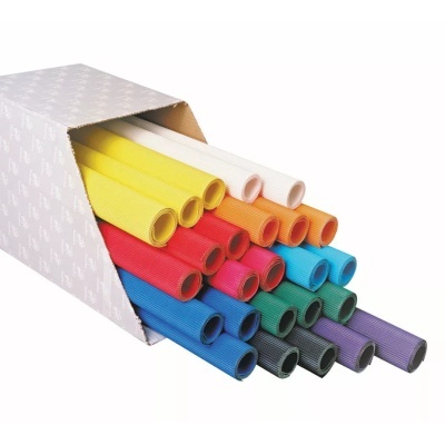Tubos de plástico coloridos organizados numa caixa branca aberta