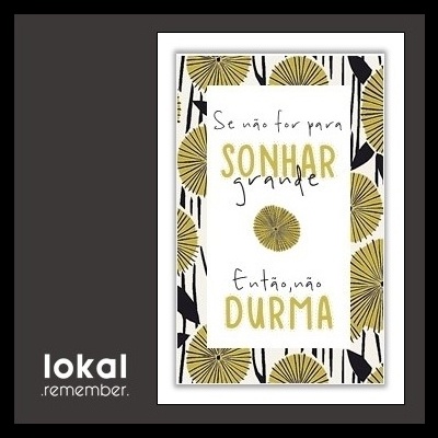 Cartão decorativo com texto em português e padrão de folhas amarelas e pretas