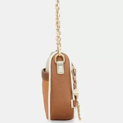 Mala pequena de couro com alça de corrente dourada vista de lado