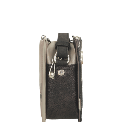 Lado de mala pequena em couro preto e bege com fechos metálicos