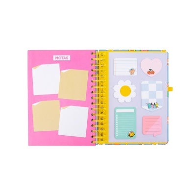 Caderno aberto com diferentes notas autocolantes coloridas