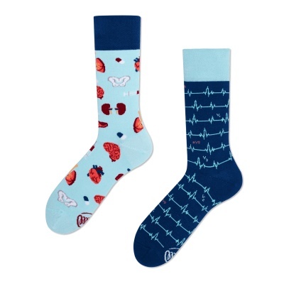 Meias médicas azuis com desenhos de órgãos e eletrocardiograma.