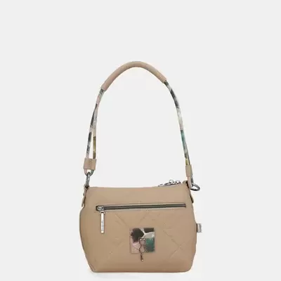 Mala de ombro bege com padrão matelassê e fecho metálico prateado