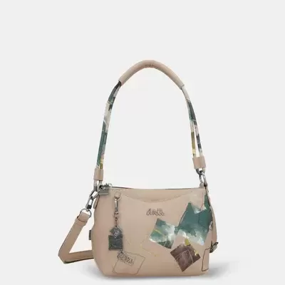 Mala bege com detalhes coloridos e pendentes metálicos