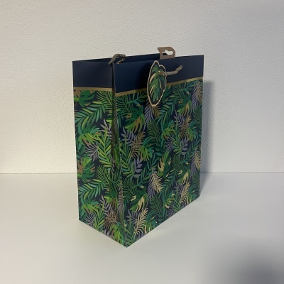 Sacola de papel com padrão de folhas tropicais verdes e alças de corda