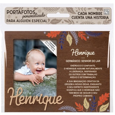Porta-fotos personalizado com nome Henrique, foto de bebé e texto descritivo em madeira decorada.