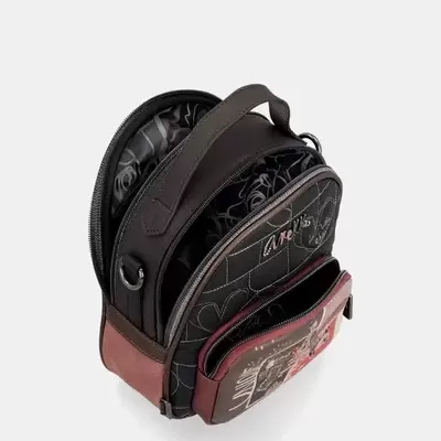 Mochila pequena preta com detalhes castanhos e bolso frontal ilustrado