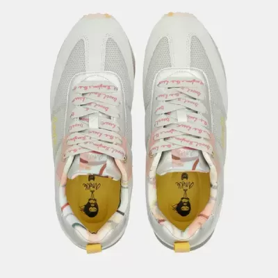 Foto aérea de par de sapatilhas brancas com detalhes coloridos e interior amarelo com ilustração.