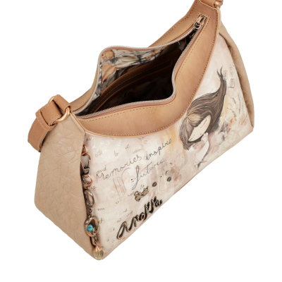 Bolsa bege com estampa artística e detalhes decorativos