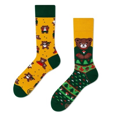 Par de meias coloridas com desenhos de ursos e temas natalinos.