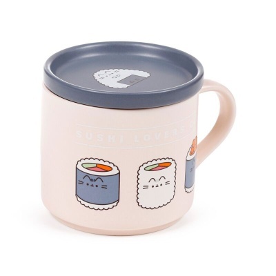 Caneca bege com tampa cinzenta e desenhos de sushi com rostos de gato
