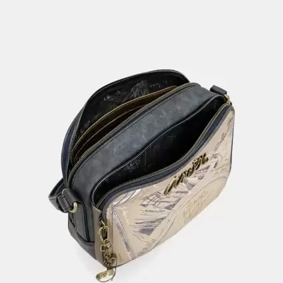 Mala bege e preta com padrão gráfico e fecho dourado