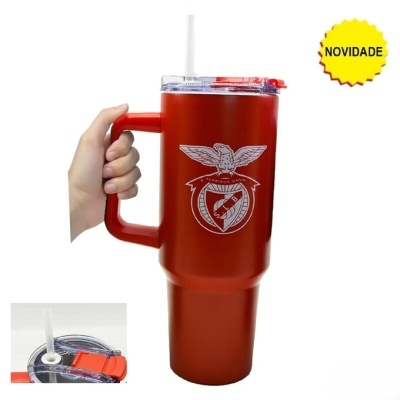 Caneca térmica vermelha com pega e tampa transparente com palhinha