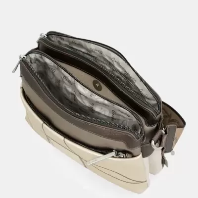 Mala de ombro em tons creme e castanho com três compartimentos abertos