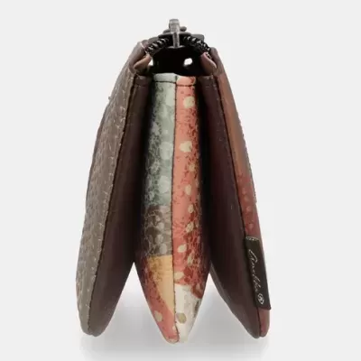 Porta-moedas castanho com três compartimentos e padrão interior multicolor