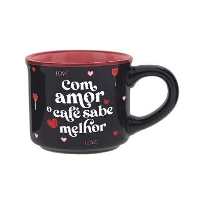 Caneca preta com interior vermelho e texto decorativo em branco e corações vermelhos