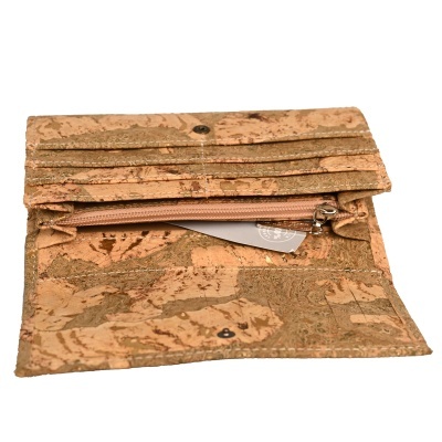 Carteira de cortiça com vários compartimentos e fecho de botão