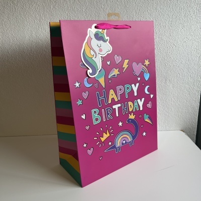 Saco de presente rosa com desenhos de unicórnio e texto HAPPY BIRTHDAY