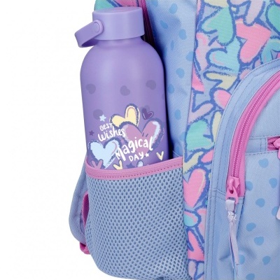 Garrafa roxa com corações e mochila azul com padrão de corações coloridos