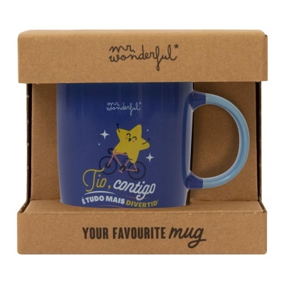 Caneca azul com asa azul claro em caixa de cartão castanho