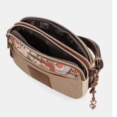 Bolsa de mão castanho claro com fechos e pendente de coração