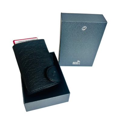 Carteira preta de pele com botão de fecho e caixa cinza com logo RFID secure