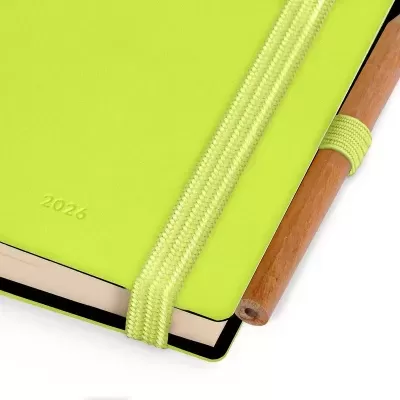 Caderno verde-limão com elástico e caneta de madeira com pega amarela