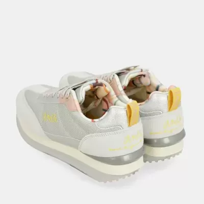 Ténis brancos com detalhes em rosa e amarelo e sola branca com riscas cinzentas