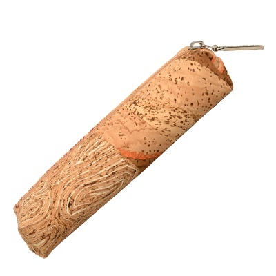 Estojo comprido de cortiça natural com padrão texturizado e fecho metálico