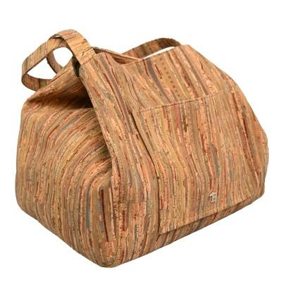 Mala quadrada de cortiça com padrão riscado e bolso exterior