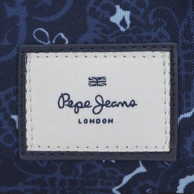 Etiqueta Pepe Jeans London num tecido azul com padrão floral