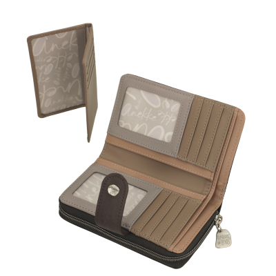 Carteira de couro sintético castanha, cinza e preta aberta mostrando compartimentos e fecho