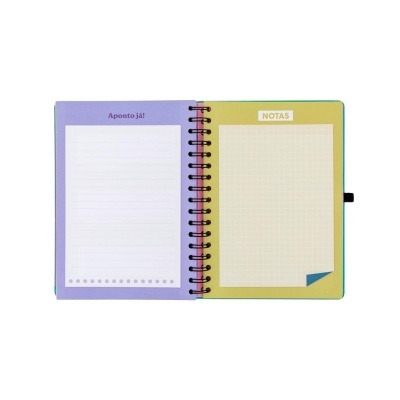 Caderno de argolas aberto com páginas de cores diferentes e textos Aponto já! e NOTAS