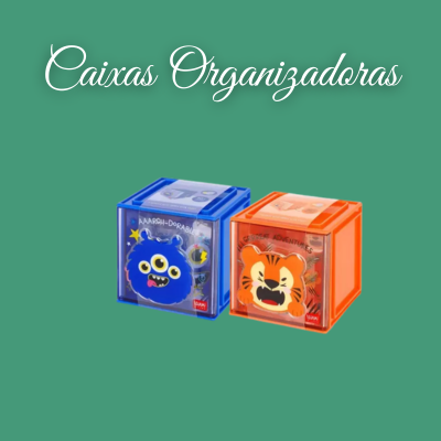Duas caixas organizadoras em plástico azul e laranja com figuras de monstro e tigre